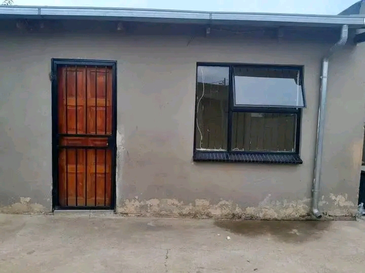 Room available in phase 3....r1000 every mont  in Mamelodi