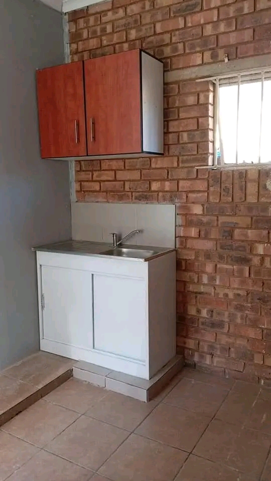 2 rooms available with wardrobes, kitchenlet,  in Kempton Park