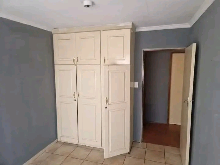 Ext 3 situated next to boxer store

2bedroo  in Protea Glen