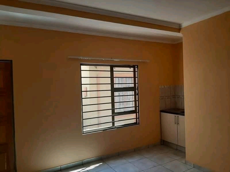 Neat open room accommodation in close   proxi  in Vosloorus