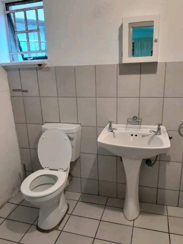 1 bedroom cottage with cupboards,gas stove an  in Old Birch Acres