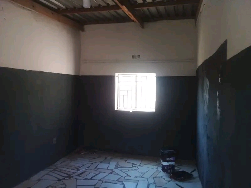 Garage to rent child friendly next to boxer r  in Senaoane