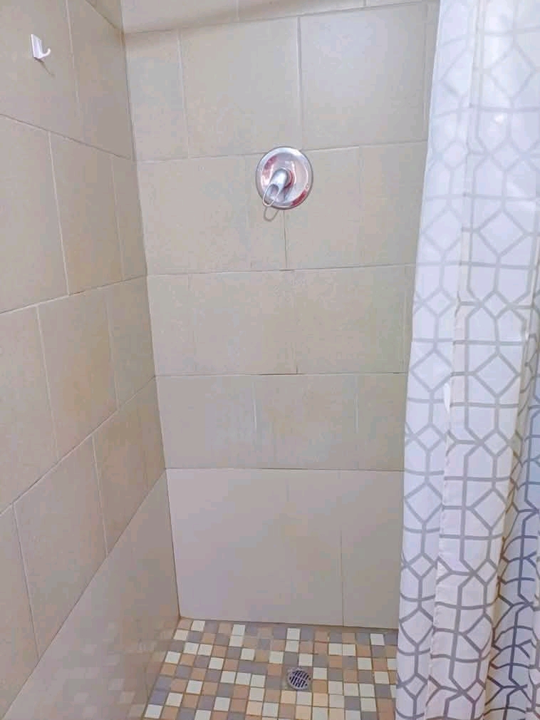 Hi ,a bachelor ensuite available for rental i  in Protea Glen