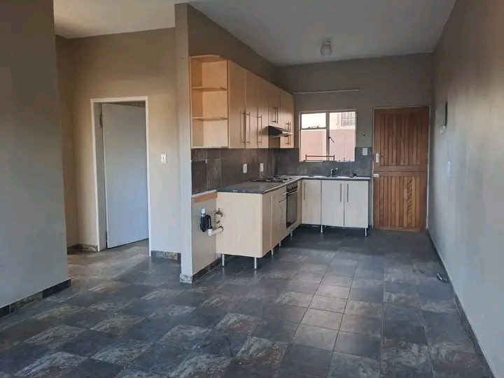 Neat and modern 2 bed ground unit in mondeor   in Mondeor