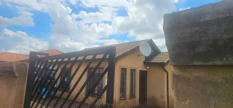 House to rebt, ext 6
r5000 rent + r5000 depo  in Vosloorus