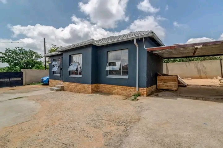 2 bedroom house to rent in the ext 7. comes w  in Cosmo City