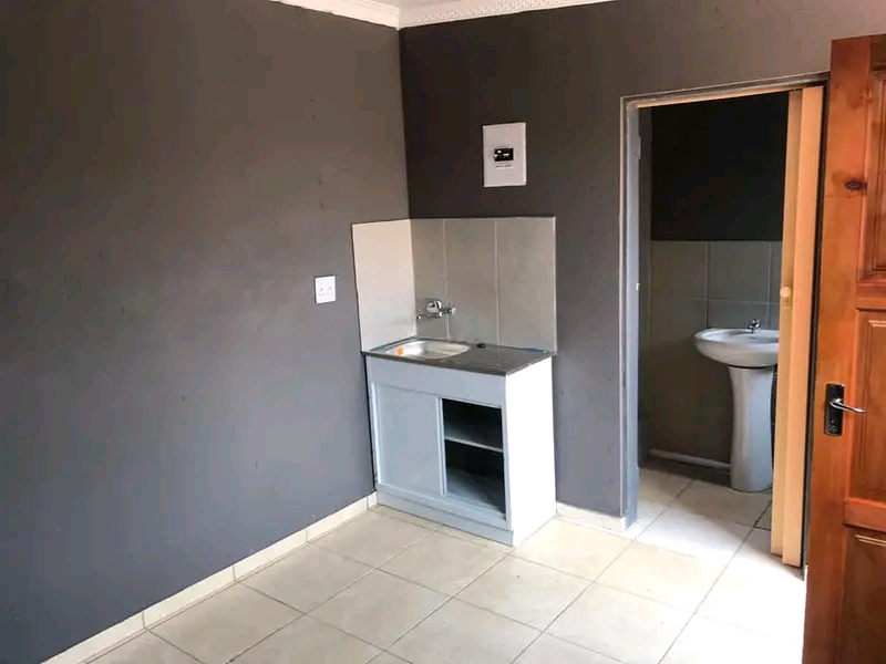 Room available today with own shower and mini  in Lufhereng