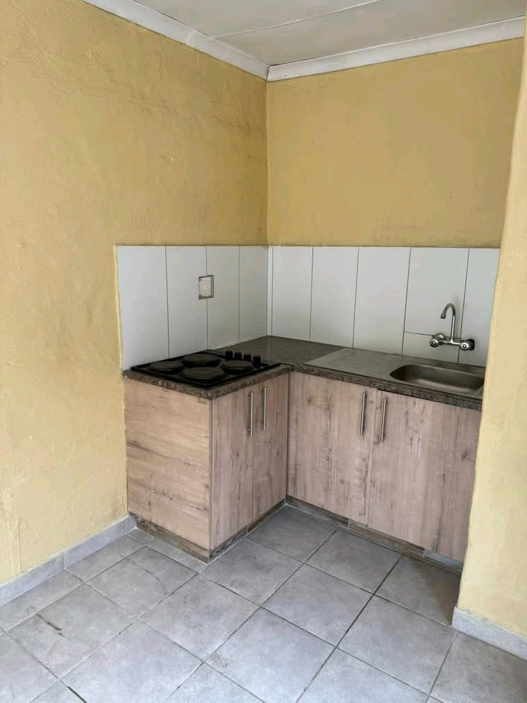 An open plan bachelor consists of a fitted ki  in Old Birch Acres