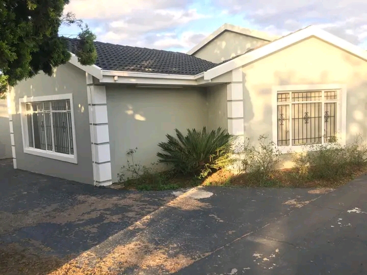 Beautiful modern 3 bed house for rent on a sh  in Elandspark