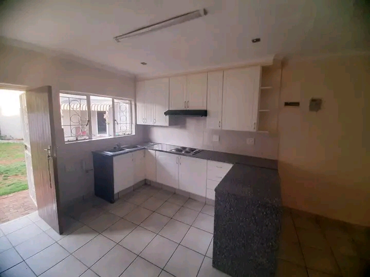 2 bedroom granny flat with open plan kitchen,  in Kempton Park