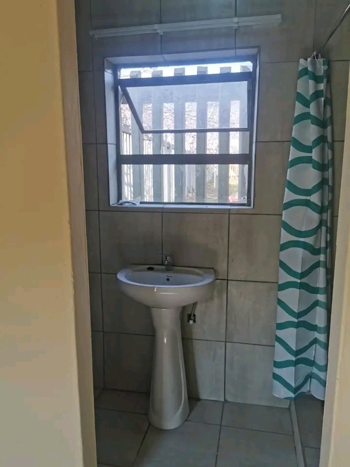 Bachelor cottage available end of july for r2  in Vosloorus