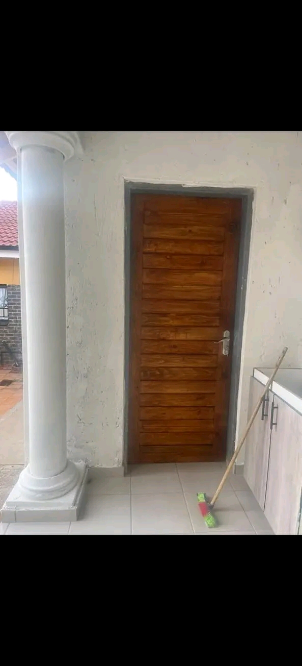 A nice bachelor that comes with  fitted wardr  in Birchleigh North