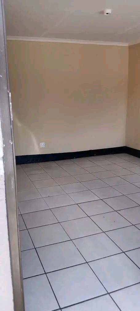 Self contained unit in la rochelle jhb south.  in La Rochelle