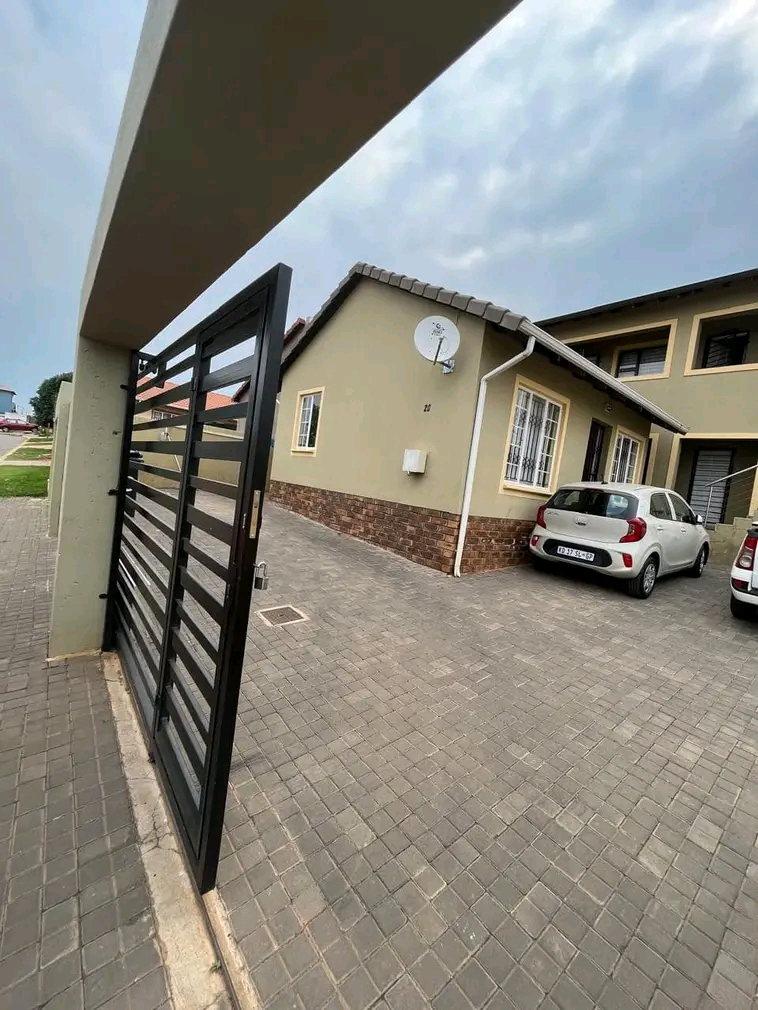 Bachelor available for rental r4200
all incl  in Cosmo City