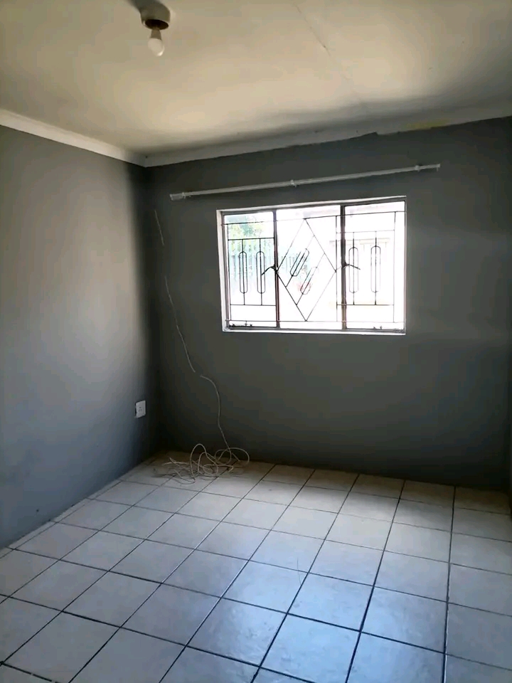 A room for r1600, deposit r500. electricity p  in Allandale