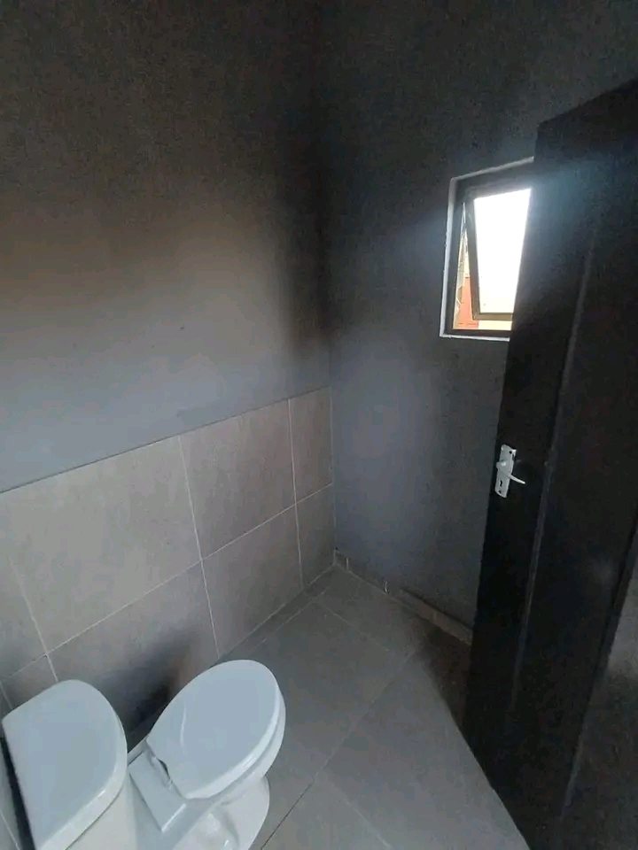 Germiston near swimming pool
big 1 room avai  in Delville