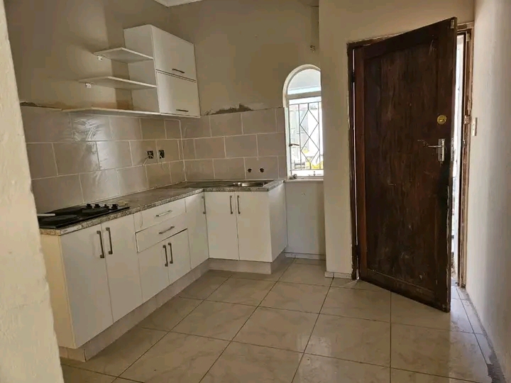 1 bedroom  cottage, comes with  fitted wardro  in Old Birch Acres