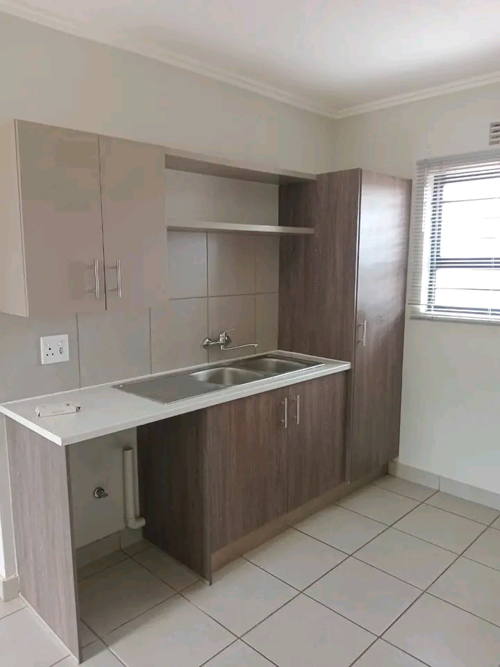 3 bedroom house to lease in 44 for r6500

f  in Soweto