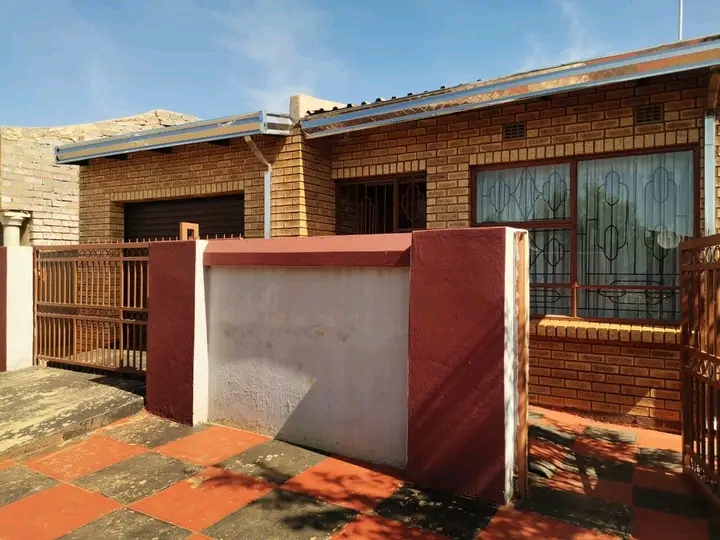 🎉beautiful 3 bedrooms house to rent ext28�  in Vosloorus