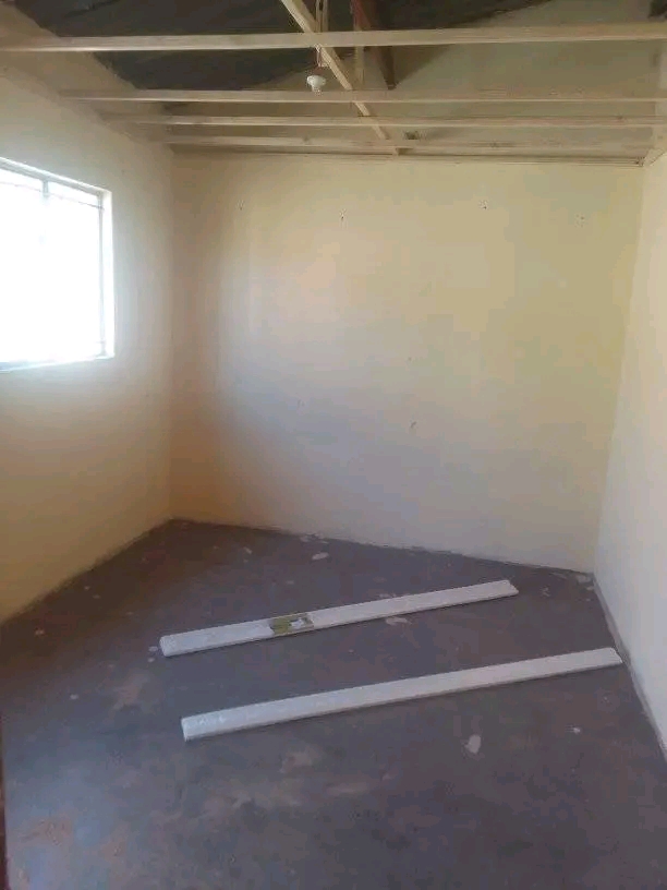 2 room available in mqantsa section for 2500   in Tembisa