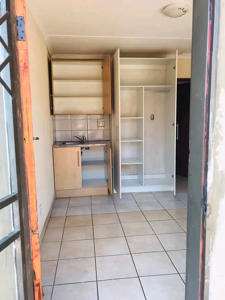 Bachelor room to let available right now sowe  in Protea Glen