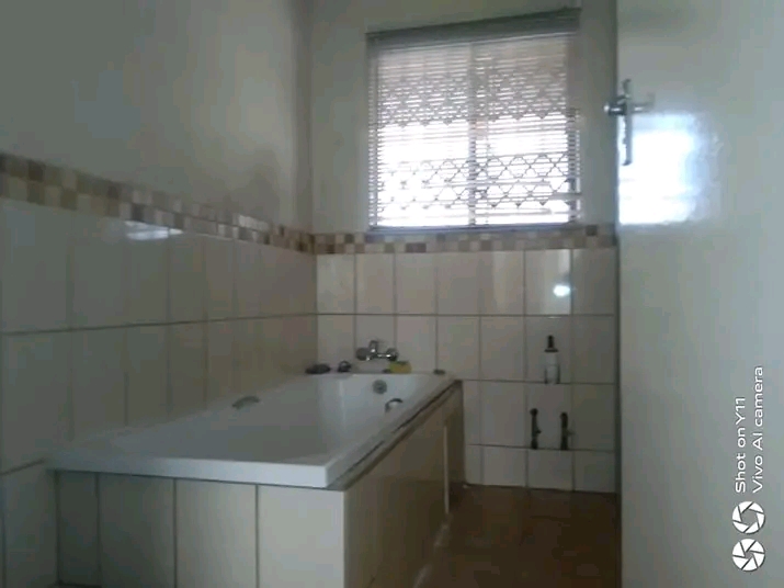 3 bedrooms|1 bath|guest toilet|lounge|kitchen  in Dawn Park