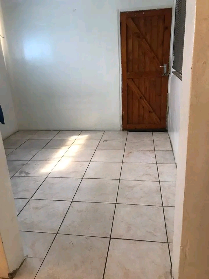2room room available in dk zone 2 rent 2600..  in Diepkloof