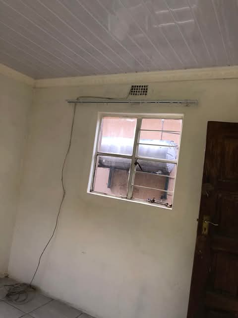 Room to rent ext 1 outline r1000 per month 
  in Zola