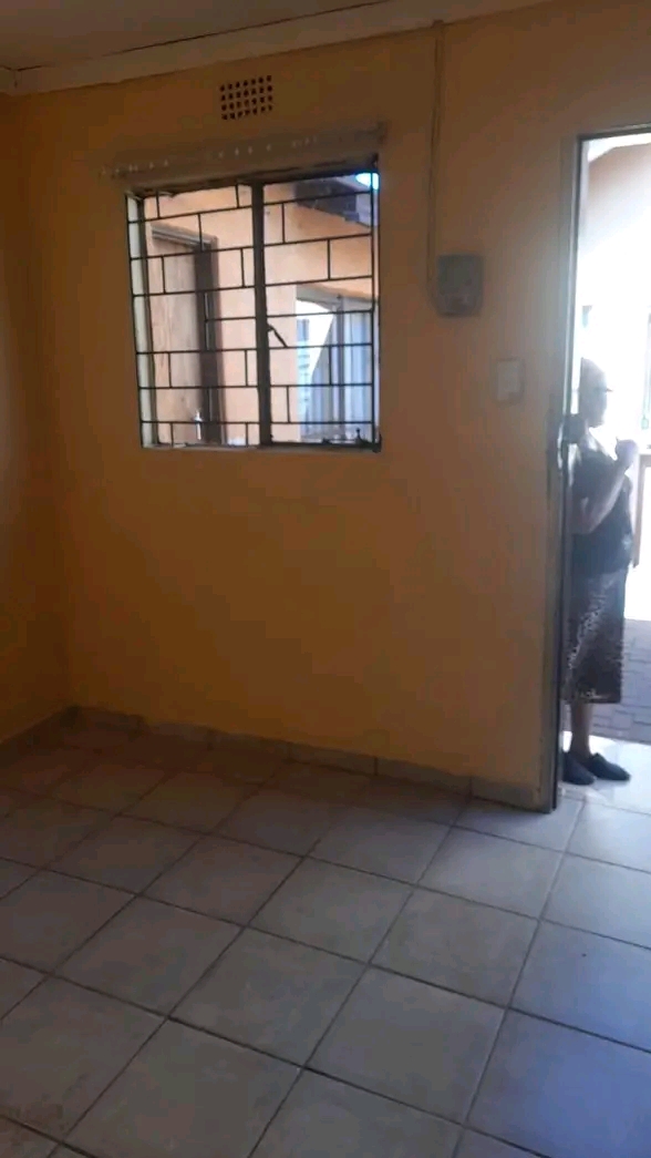 Room available ext2 tokoza
prefarably single  in Thokoza