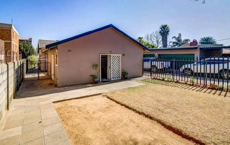 2 bedroom cottage to rent.it consists of bath  in Kempton Park