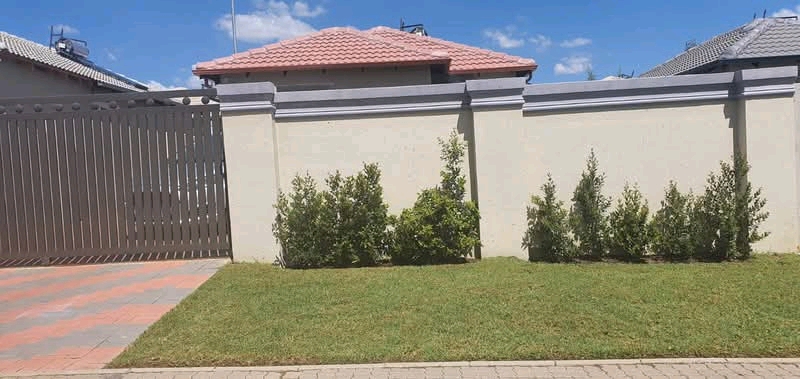 A 3-bedroom house in extension 35 is availabl  in Riverside View