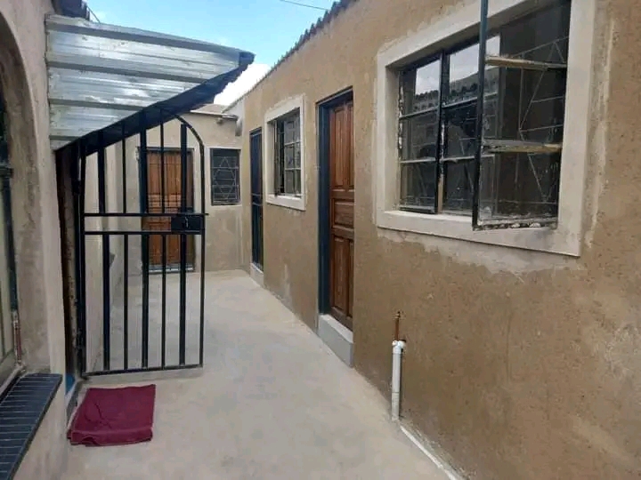 Big bachelor room to rent available at makhul  in Tembisa