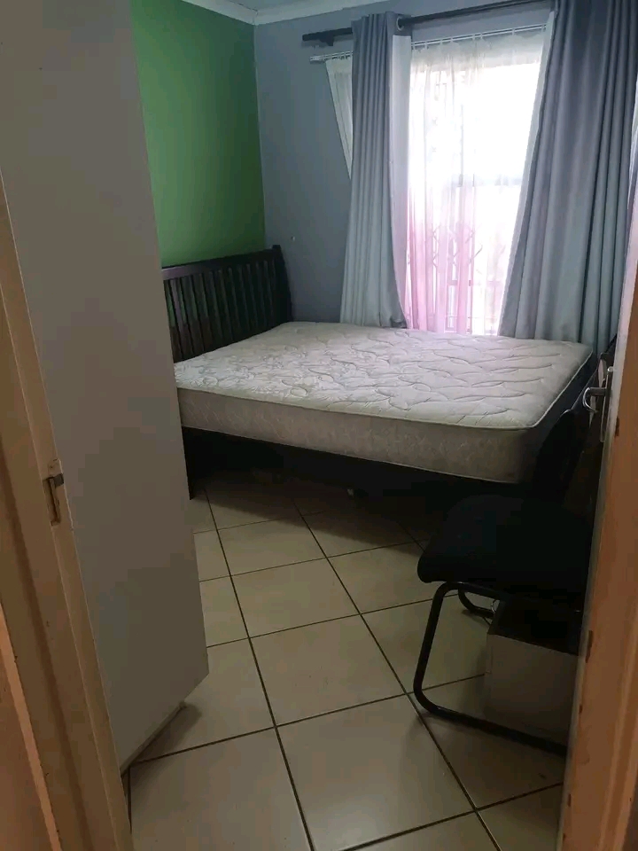 1 bed room to rent in a three bedroom house c in Midrand