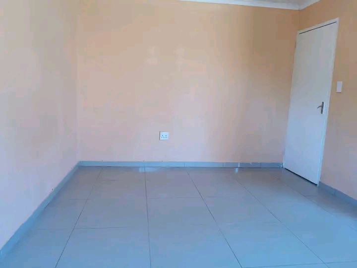 Big bachelor room with ensuite available for   in Protea Glen