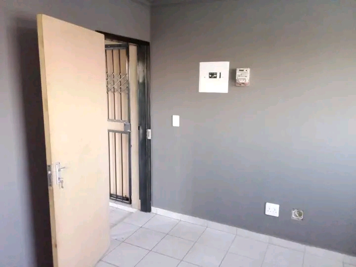 A small bachelor pad in ext 6 is available fo  in Cosmo City
