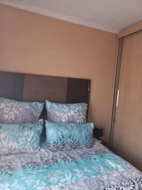 House to let available immediately
rent:r460  in Mapetla