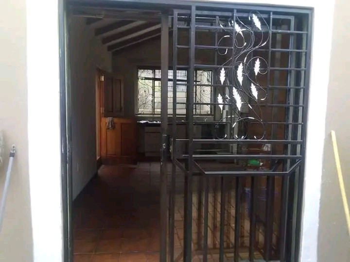 Big bachelor to let in onyx street jhb r4200  in Kensington