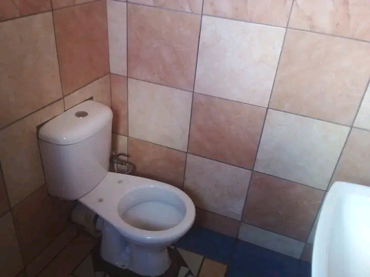 Garage to rent in ext 3 with shared shower no  in Chiawelo