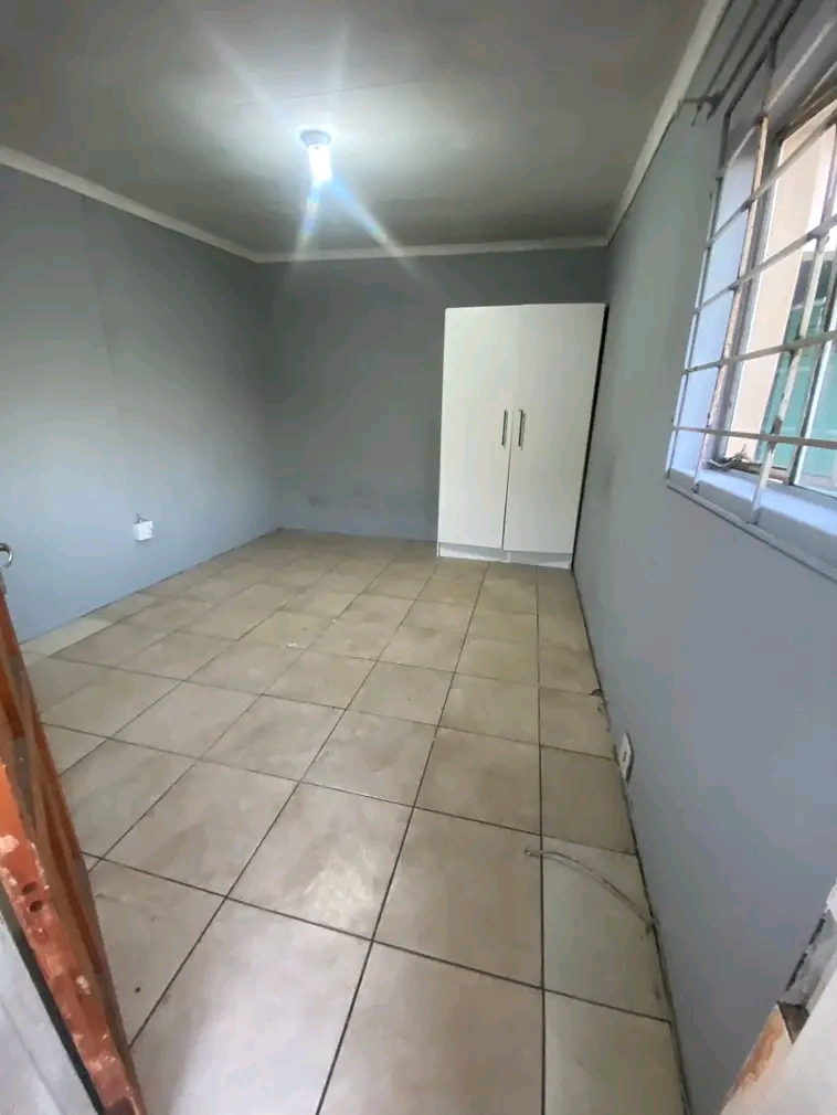 Outside room  to let ..

with fitted wardro  in Bezetenhoud valley