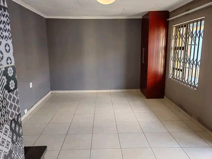Spacious bachelor unit empty & available imme  in Vosloorus