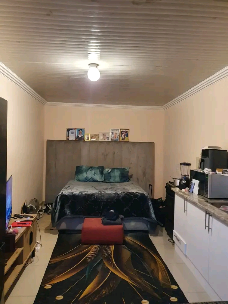 Cottage available for rental un ext 10.
rent  in Cosmo City