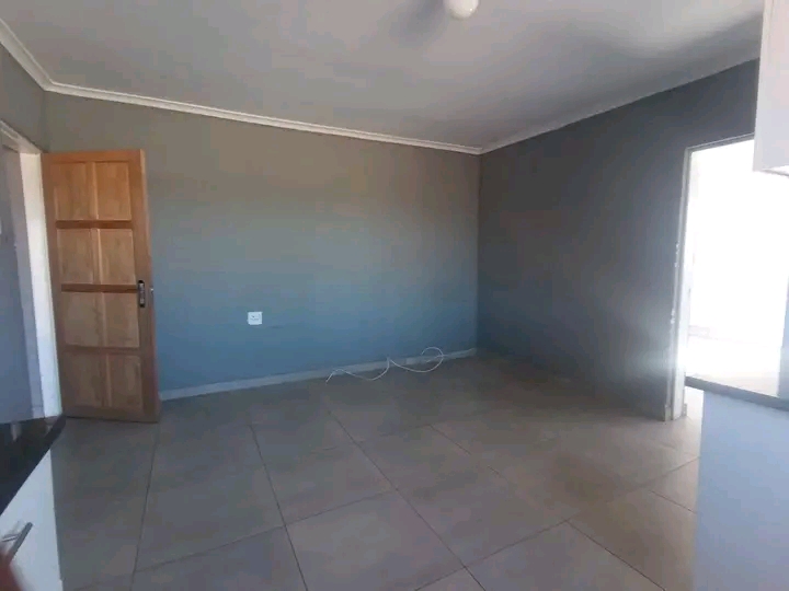 Large 1 bedroom cottage with a fitted kitchen  in Norkem Park