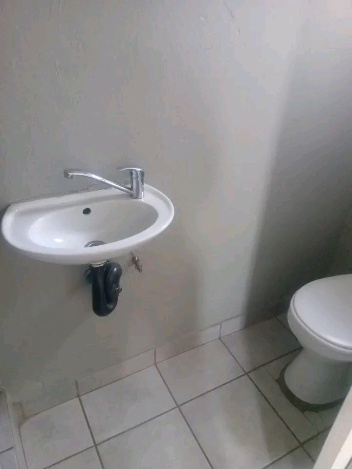 Bachelor available immediately ext 1r2500pm a  in Kaalfontein