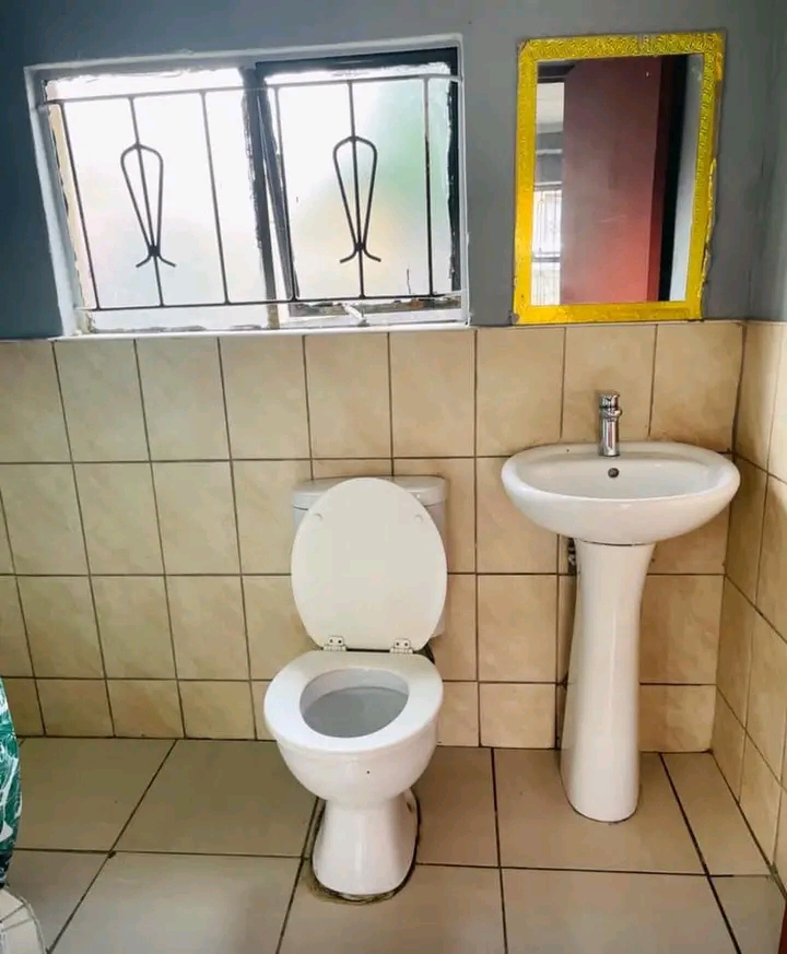 Room available ext 5 all inclusive
of parkin  in Kaalfontein