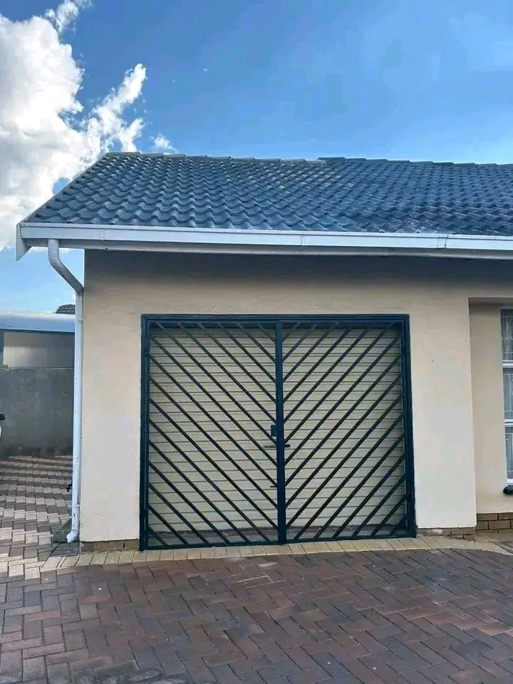 Garage room to let in phase 2, rent r2500, de  in Diepkloof