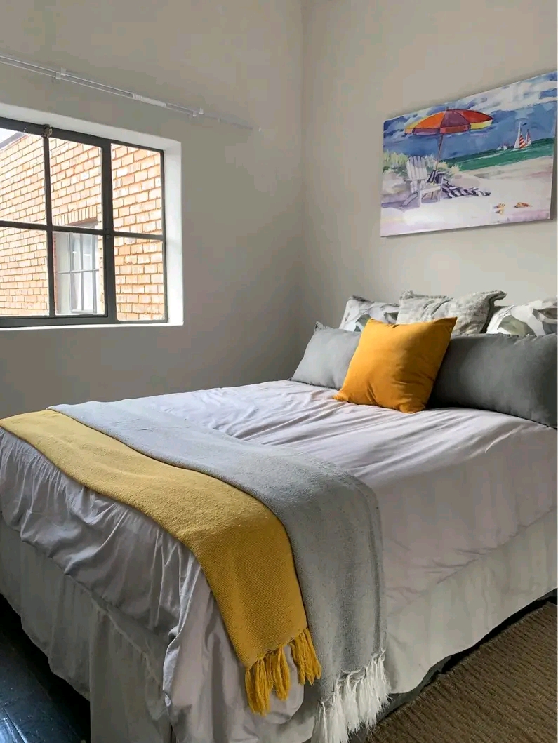 1 bedroom loft 4500
bachelor 3800
electrici  in Maboneng