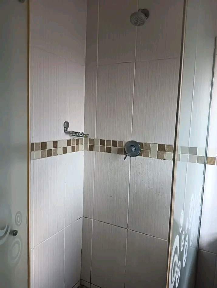 3 spacious bedrooms upstairs, main bedroom en  in Randburg