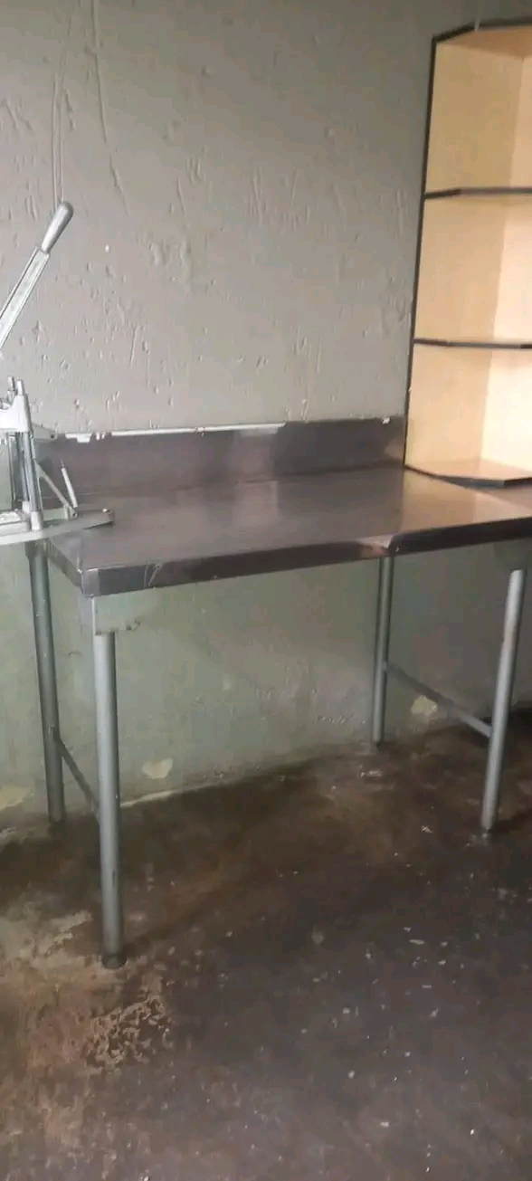 Shop to rent in ext 4 behind boxer busy stree  in Protea Glen
