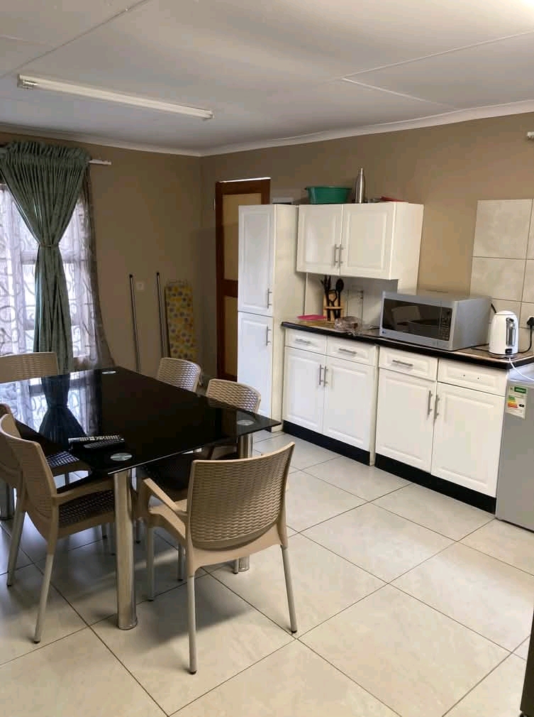 Room to rent in house-share, r3150 for a sing  in Ferndale