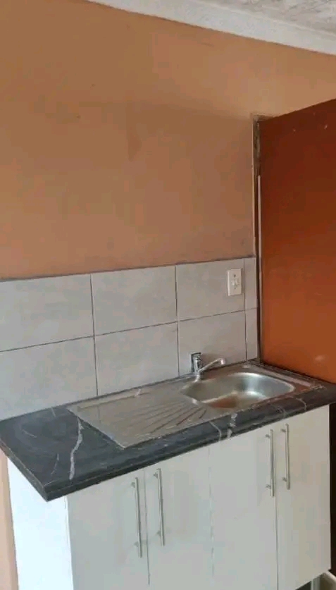 Bachelor s apartment
rental fee: r3300 
dep  in Birch Acres